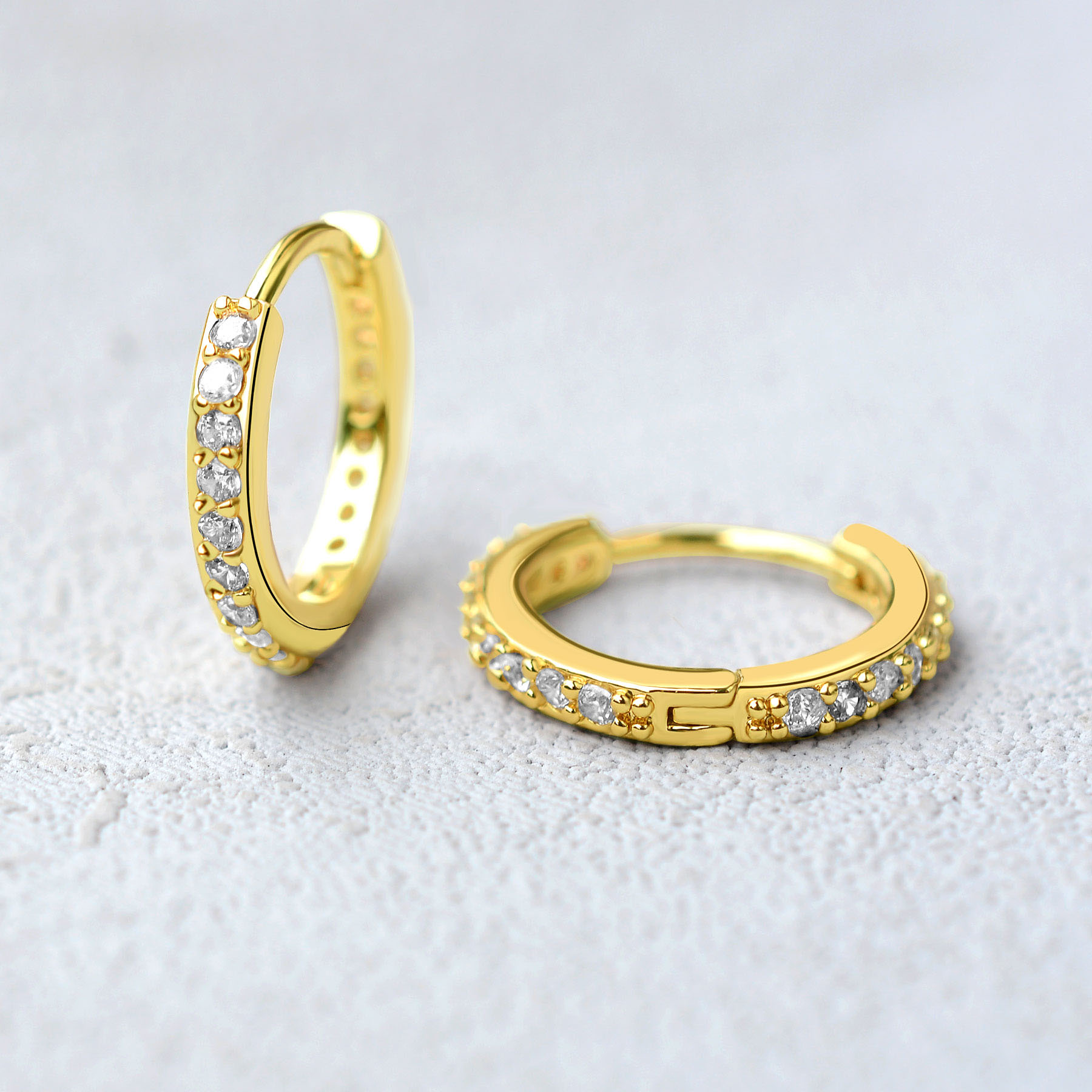 Regenbogen CZ Huggies Creolen  – Helix Cartilage Ring Bewertung und Preis